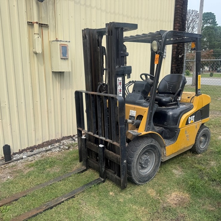 CAT P5000 DIESEL FORKLIFT - SEMI-PNEUMATIC TIRE - 3 STAGE MAST - 3,110 HOURS SHOWING