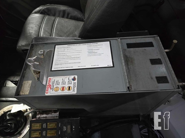 2016-freightliner-108sd-image-17