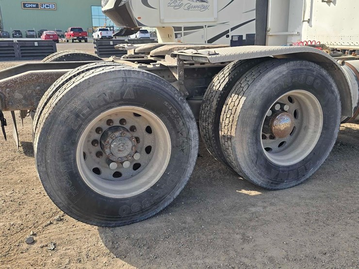 2001-freightliner-fld120-image-22