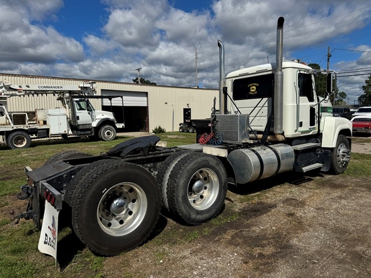 2013-mack-chu613-day-cab-semi-w/-wet-kit-445-hp-mack-mp8---13-spd-manual-trans-294,630-miles-showing-image-3