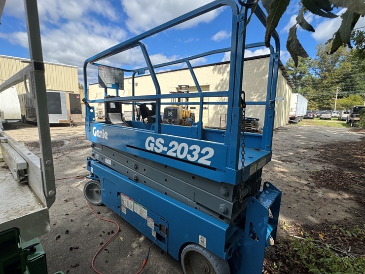 genie-gs-2032-scissor-lift-(stuck-in-low-speed-mode)-356-hours-showing-old-batteries-will-not-charge-image-4