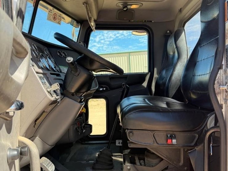 2013-peterbilt-386-image-12