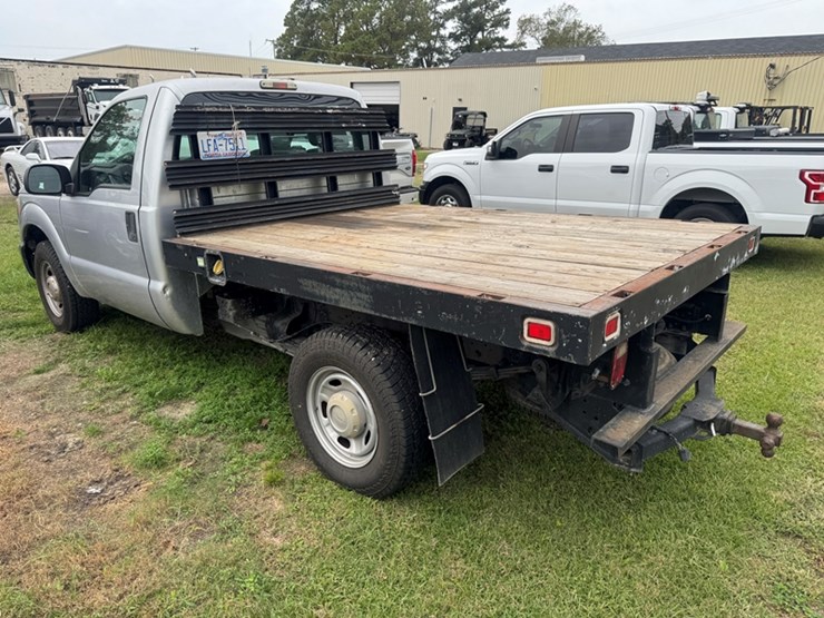 2015-ford-f250-xl-regular-cab-cab-&-chassis-flatbed-6.2l-v8-gas---54,135-miles-showing-image-4