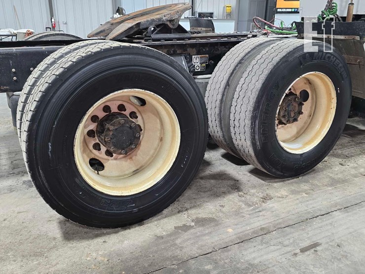 2015-kenworth-t680-image-22