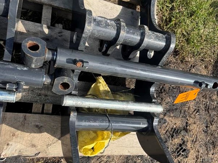 oem-bobcat-e32/e35/e26-excavator-hydraulic-thumb-attachment-image-3