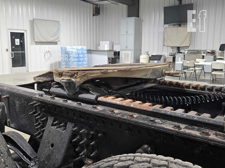 2020-mack-granite-64bt-image-16