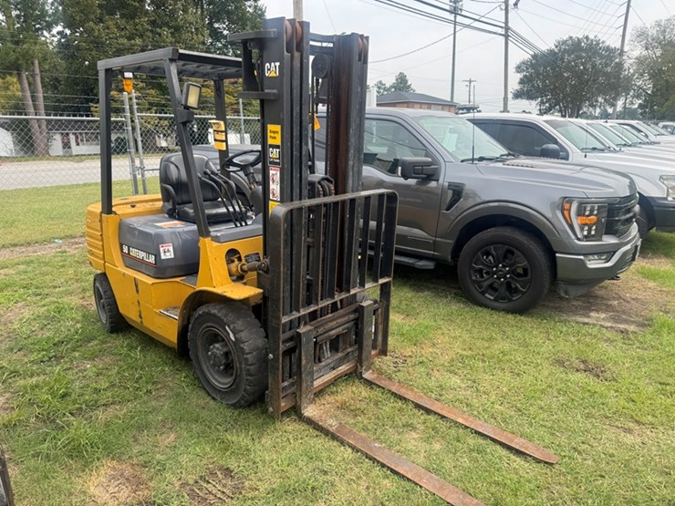 cat-dp25-diesel-forklift---semi-pneumatic-tire---3-stage-mast-3,101-hours-showing-image-2