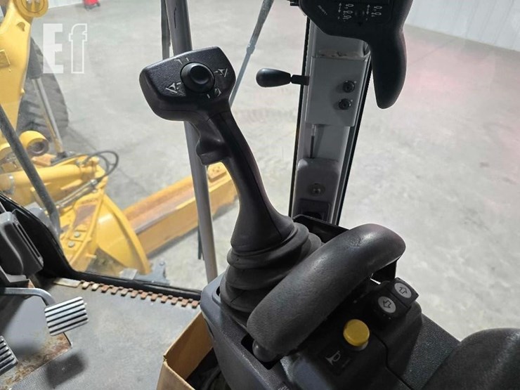 2010-caterpillar-120m-awd-image-18