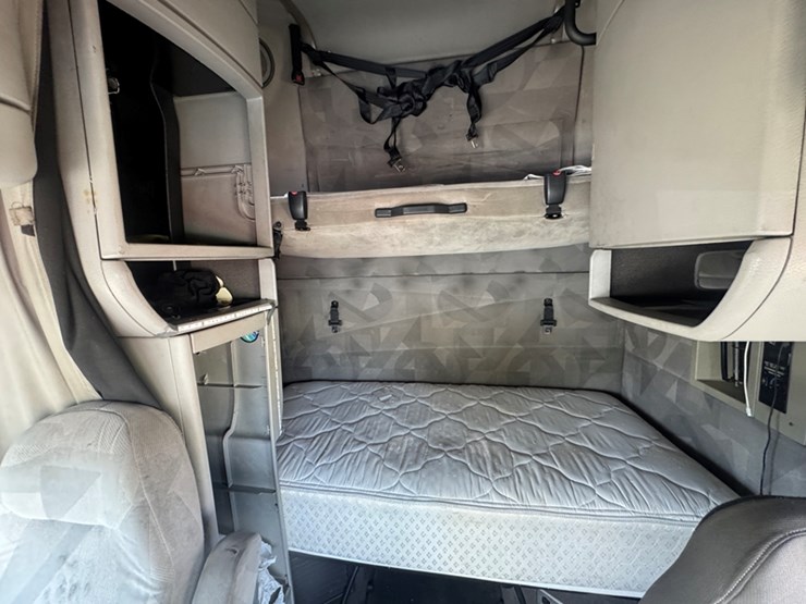 2006-volvo-vnl-sleeper-cab-road-tractor-cummins-isx---13-speed-manual-trans-1,304,857-miles-showing-image-6