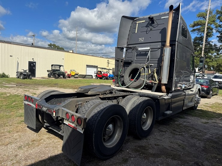 2006-volvo-vnl-sleeper-cab-road-tractor-cummins-isx---13-speed-manual-trans-1,304,857-miles-showing-image-3