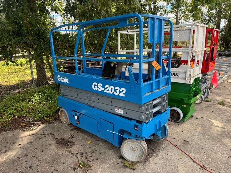 genie-gs-2032-scissor-lift-(stuck-in-low-speed-mode)-356-hours-showing-old-batteries-will-not-charge-image-2
