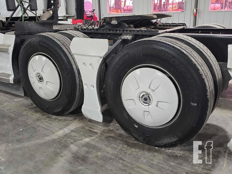 2019-kenworth-t680-image-24
