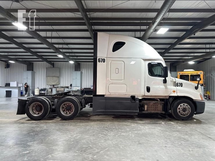2017-freightliner-cascadia-125-image-6