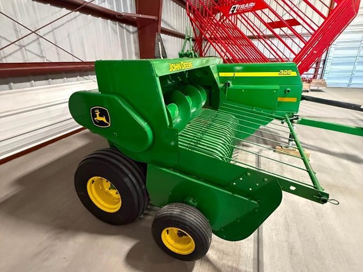 2019-john-deere-328-square-baler-image-2