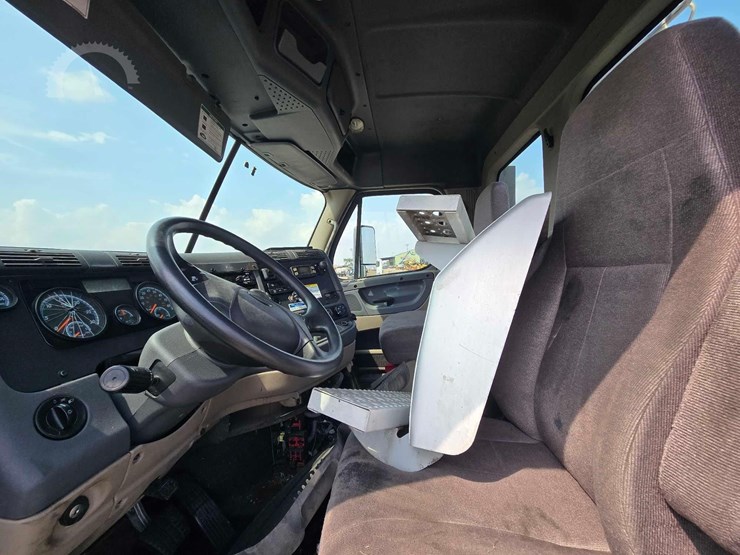 2018-freightliner-cascadia-125-image-9