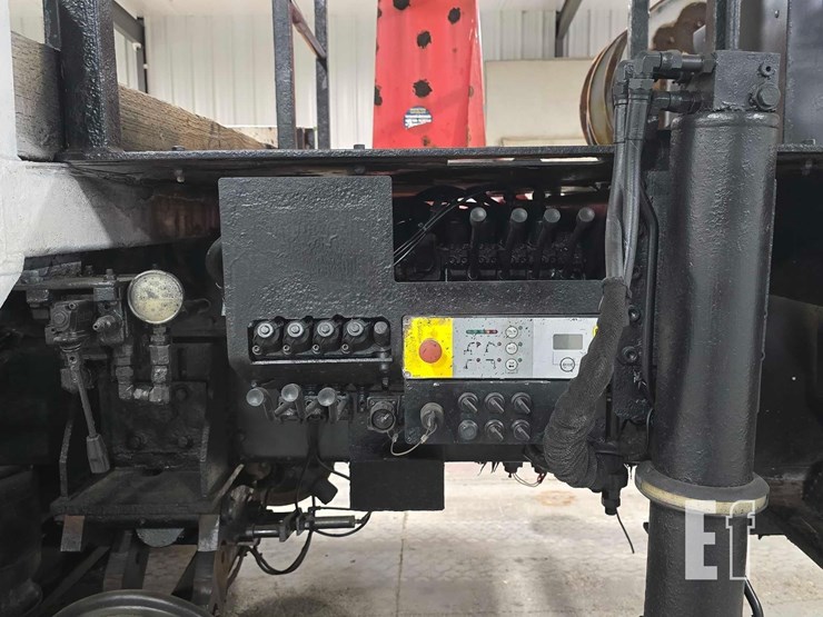 2016-freightliner-108sd-image-19