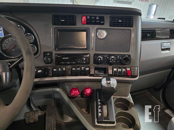 2015-kenworth-t680-image-14