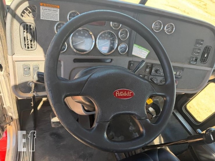 2013-peterbilt-386-image-15