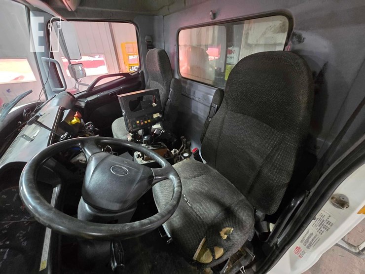 2010-hino-338-image-9