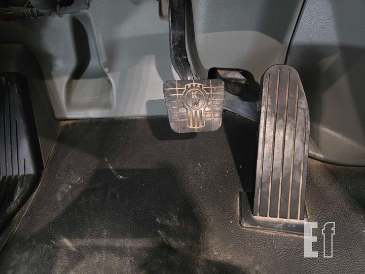 2015-kenworth-t680-image-11
