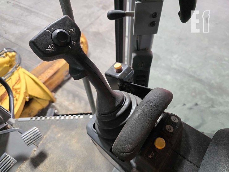 2009-caterpillar-120m-image-21