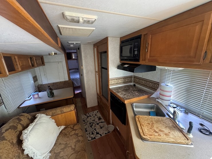 2004-prowler-lynx-28'-tag-along-travel-trailer-(salvage-title)---1ec2y302744000168-image-8