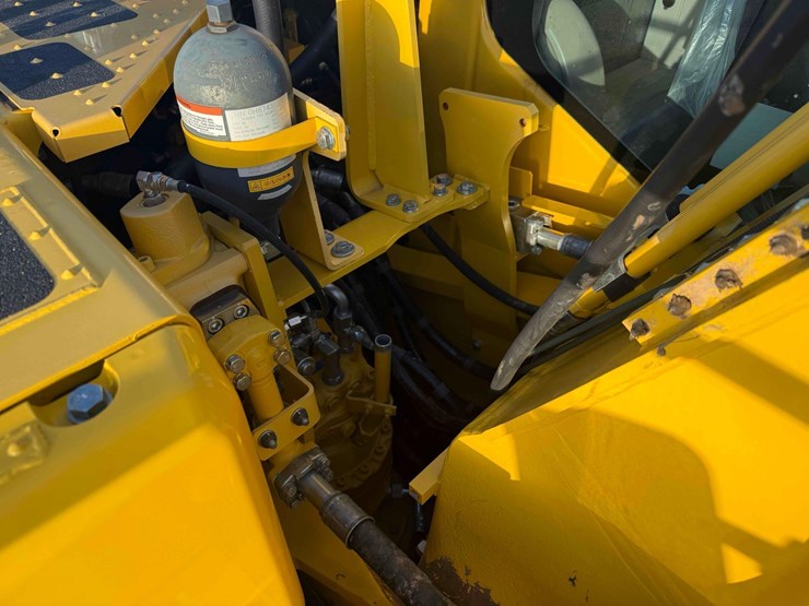 2021-komatsu-pc170lc-11-excavator-image-10