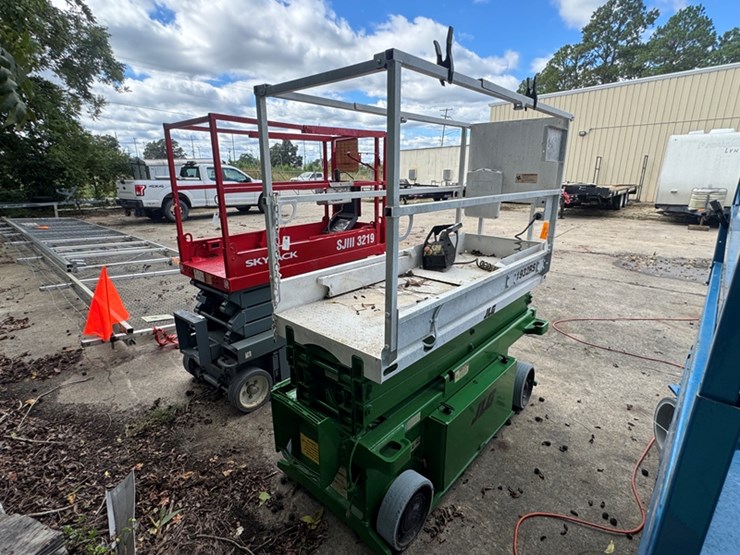 jlg-1932rs-26'-scissor-lift-390-hours-showing---old-batteries-will-not-charge-image-3