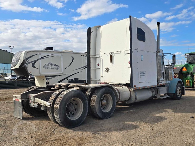 2001-freightliner-fld120-image-3