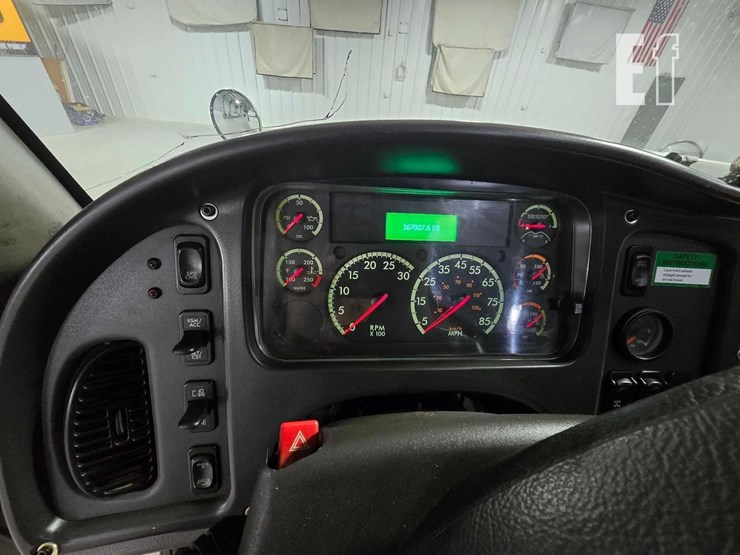 2016-freightliner-108sd-image-12