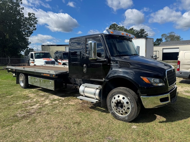 2023-international-mv607-sba-medium-duty-flatbed-rollback---176,222-miles-showing-image-2