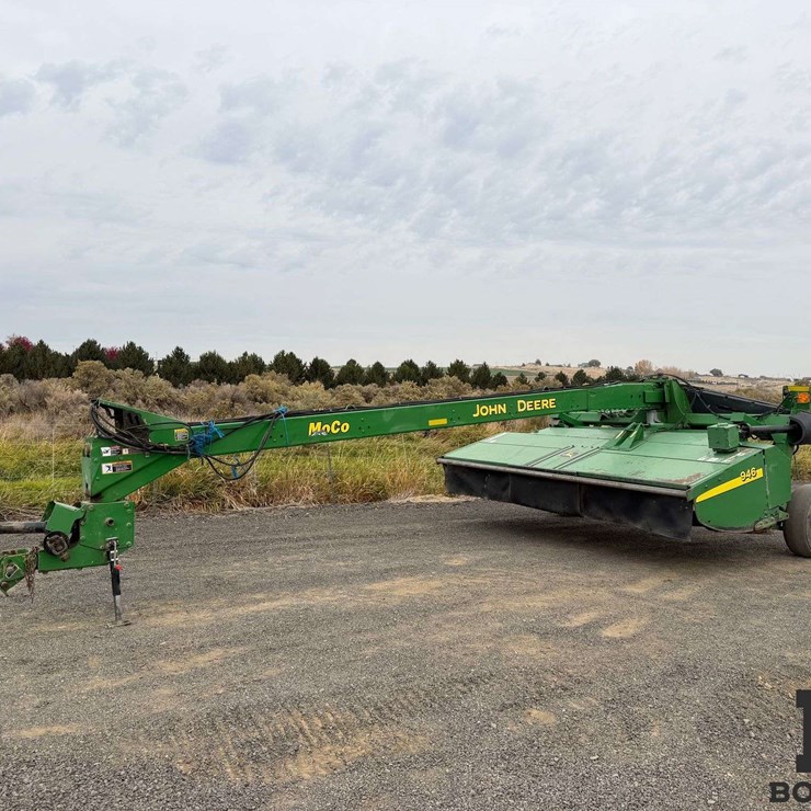 John Deere MoCo 946 Pull-Type Swather
