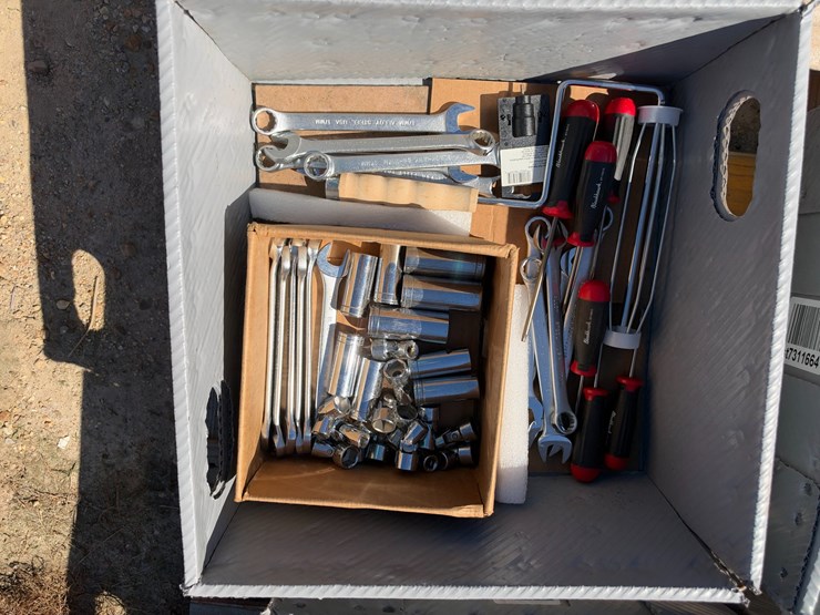#41620-•-sockets,-wrenches,-and-screwdrivers-image-3