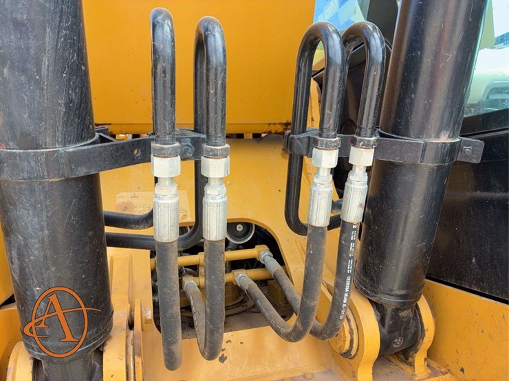 2017-caterpillar-323-image-15