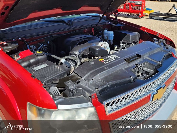 2013-chevrolet-suburban-1500-image-18