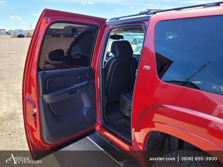 2013-chevrolet-suburban-1500-image-7