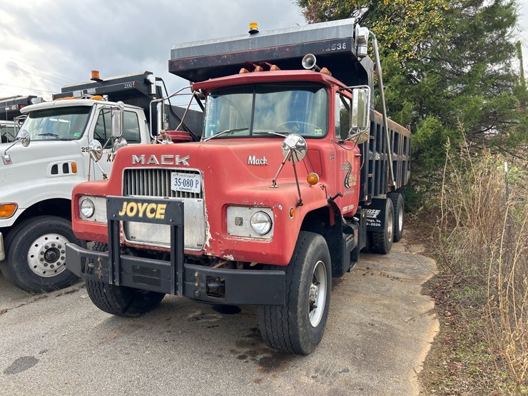 #76-•-1984-mack-dm690s-truck-image-1