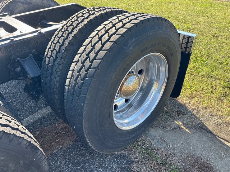 #86-•-2007-volvo-vt-truck-image-11