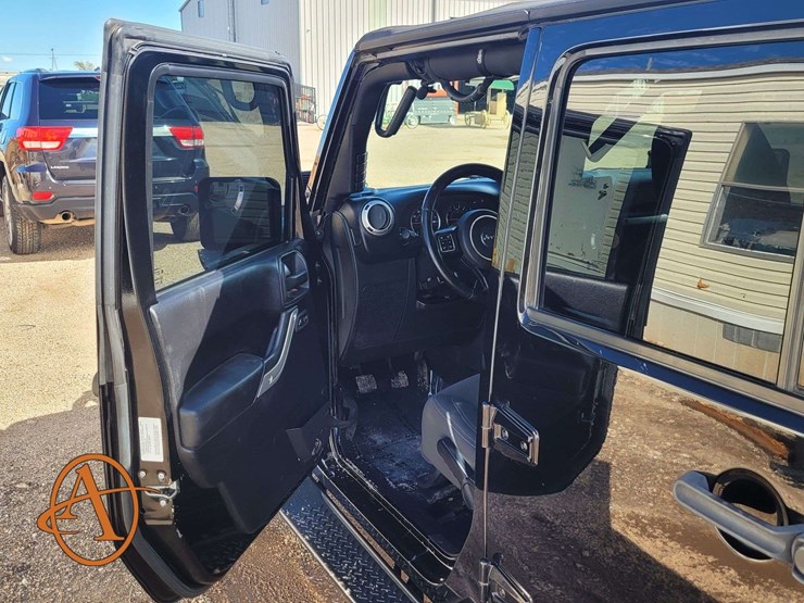 2015-jeep-wrangler-unlimited-sahara-image-11