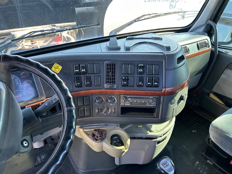 #86-•-2007-volvo-vt-truck-image-24