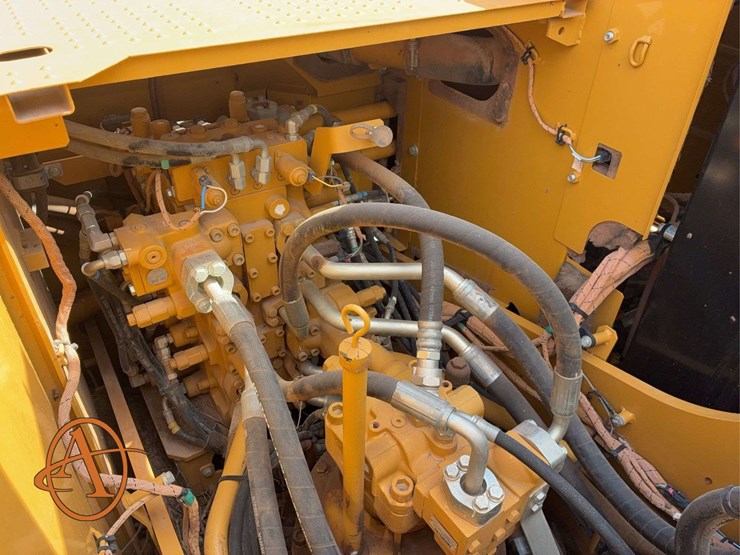 2017-caterpillar-323-image-38