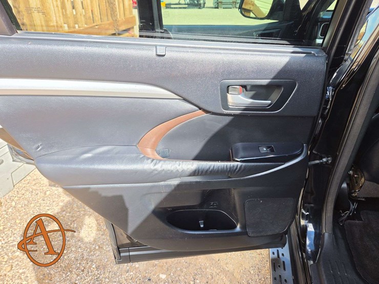 2015-toyota-highlander-xle-image-15