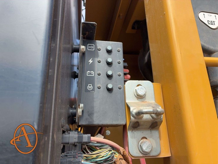2017-caterpillar-323-image-32