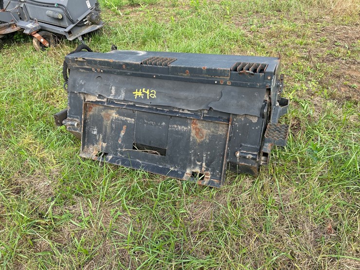 #42-•-caterpillar-quick-connect-sweeper-bucket-image-1