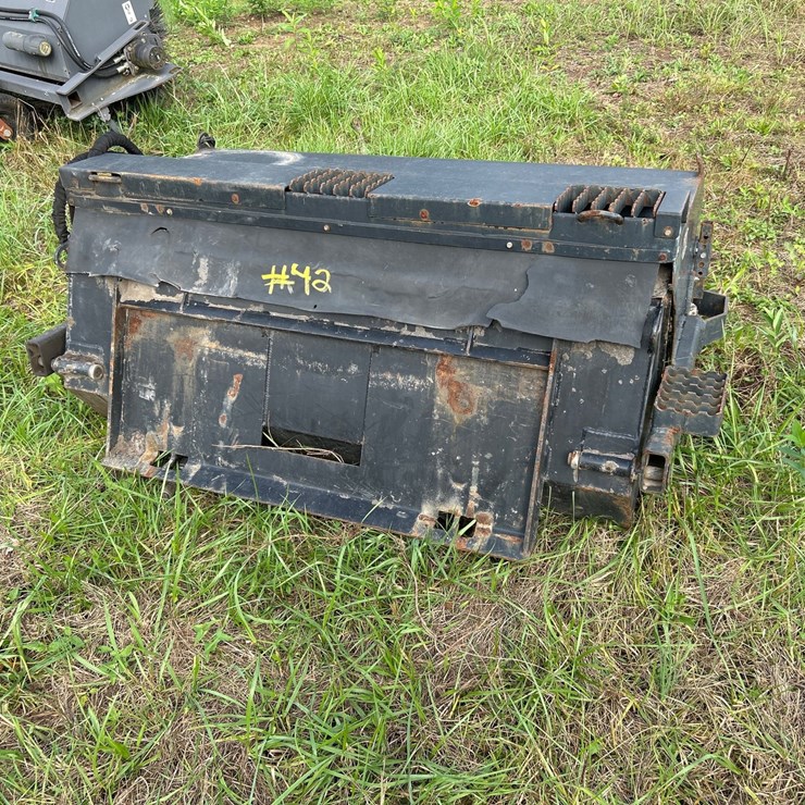 #42 • Caterpillar Quick Connect Sweeper Bucket