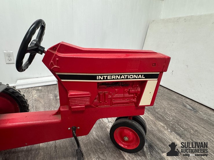 international-nf-pedal-tractor-&-wagon-image-10