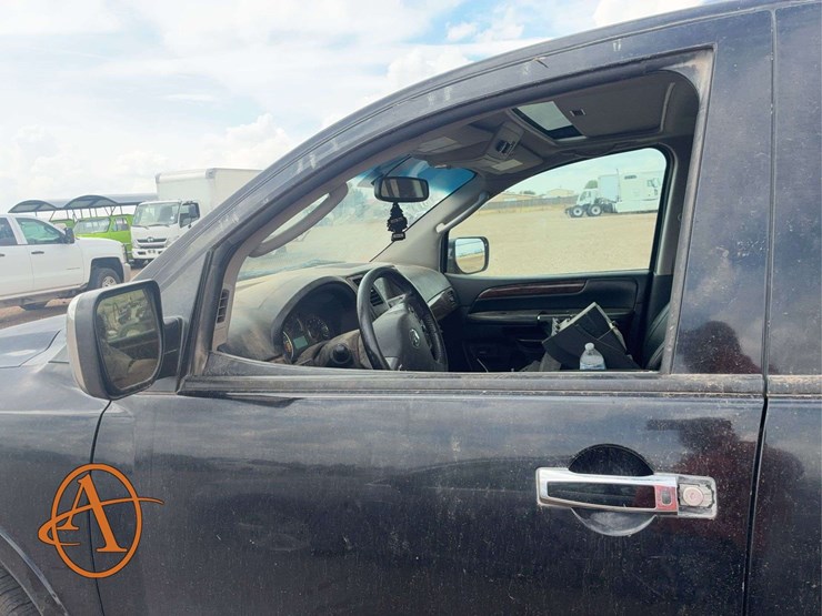 2011-nissan-armada-image-6