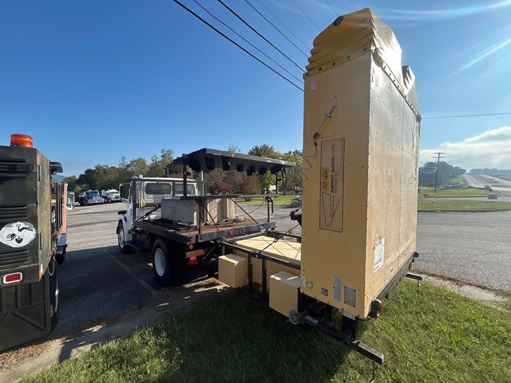#83-•-1997-freightliner-fl70-truck-image-2