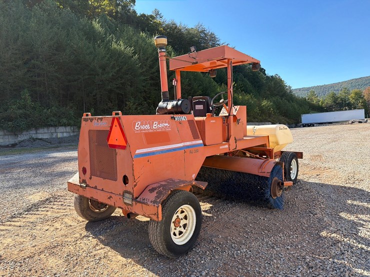 #4104-•-broce-broom-rj350-sweeper-image-5