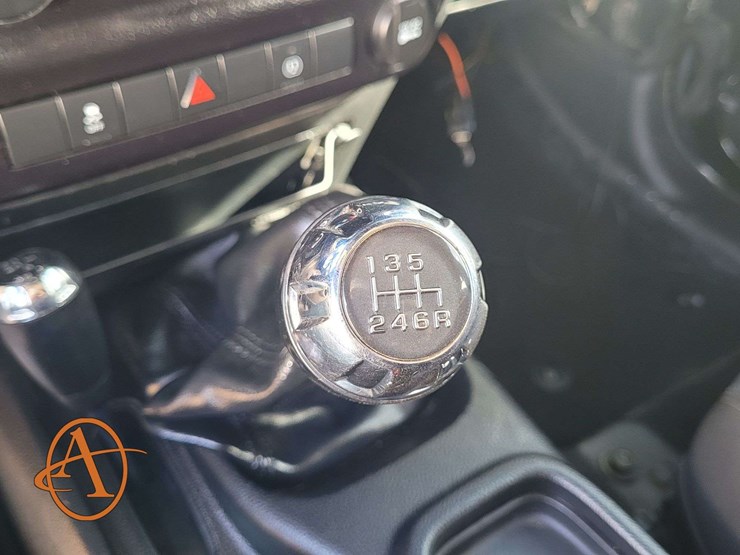 2015-jeep-wrangler-unlimited-sahara-image-15